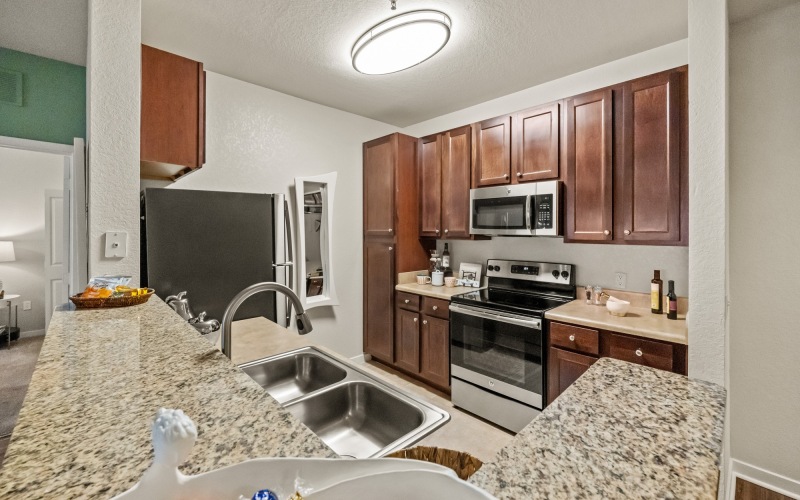 Kitchen with appliances and cabinets 